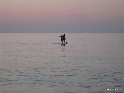 ΜΕΣΑΚΤΗ- ΠΕΡΙΜΕΝΟΝΤΑΣ ΤΑ ΚΥΜΑΤΑ