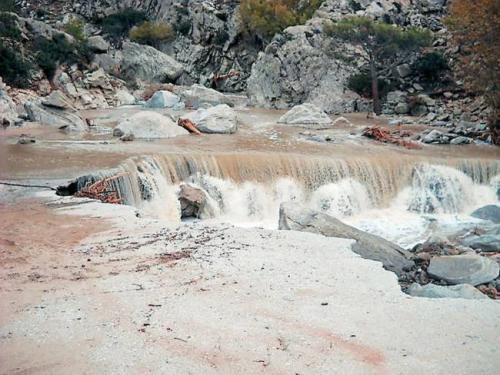 Ικαρία: Ξεκίνησε η αποκατάσταση ζημιών στους δρόμους